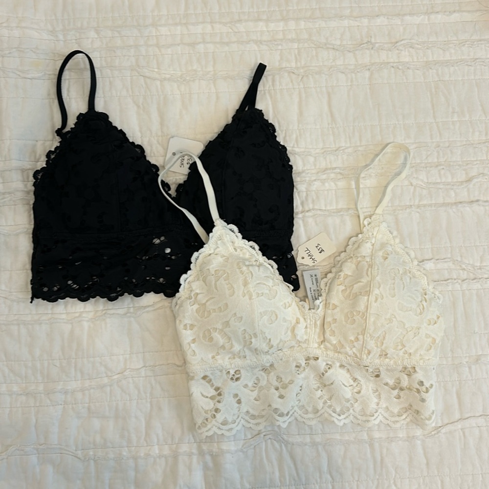 NWT. Lace Bralettes. Size small